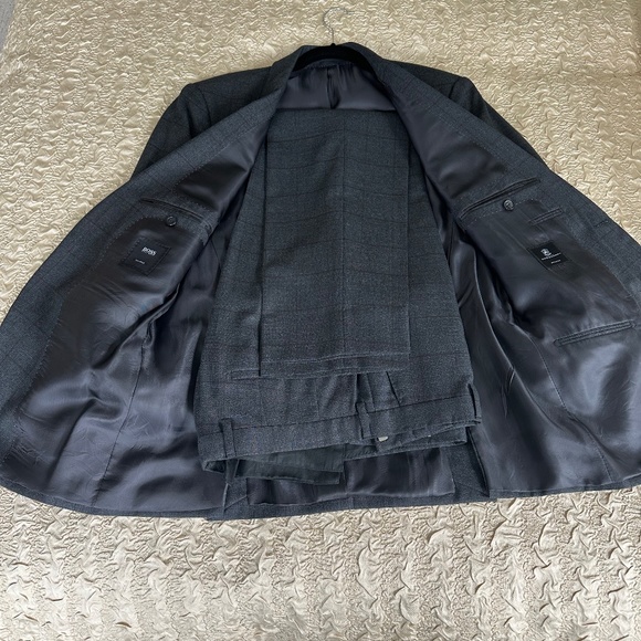 Hugo Boss Dark Gray Suit with Light Red Window Pane Design - Picture 3 of 4